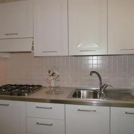 Homely With Private Garden Apartman