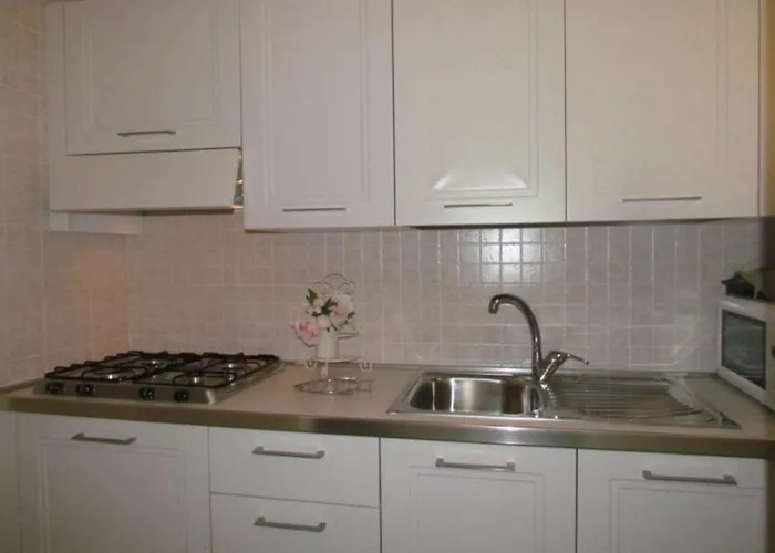 Homely With Private Garden Apartman