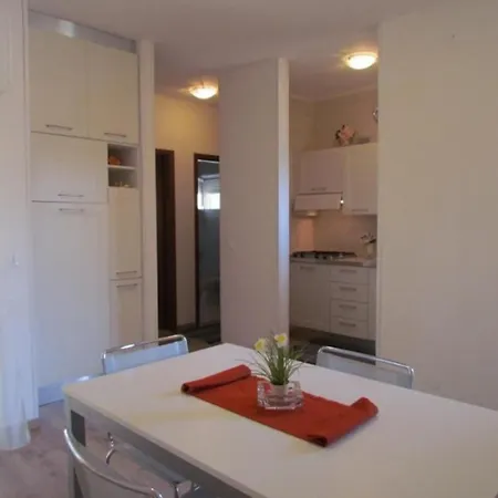 Homely With Private Garden Appartamento